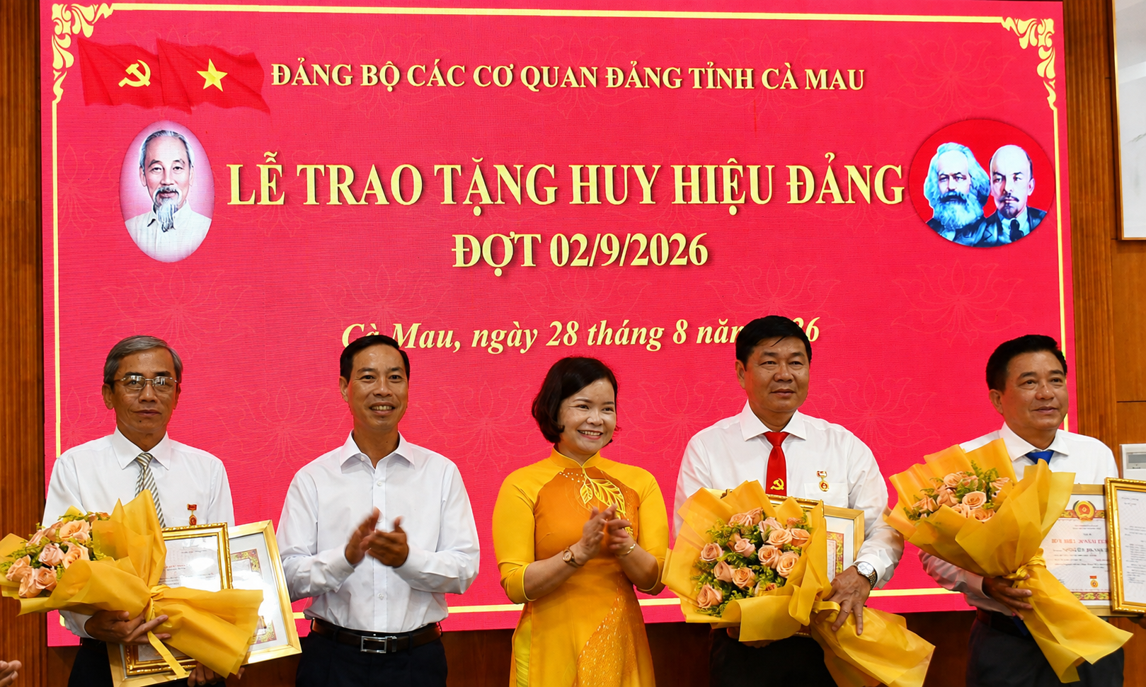 Đảng bộ các cơ quan Đảng tỉnh Cà Mau trao tặng Huy hiệu Đảng đợt 02/9/2026